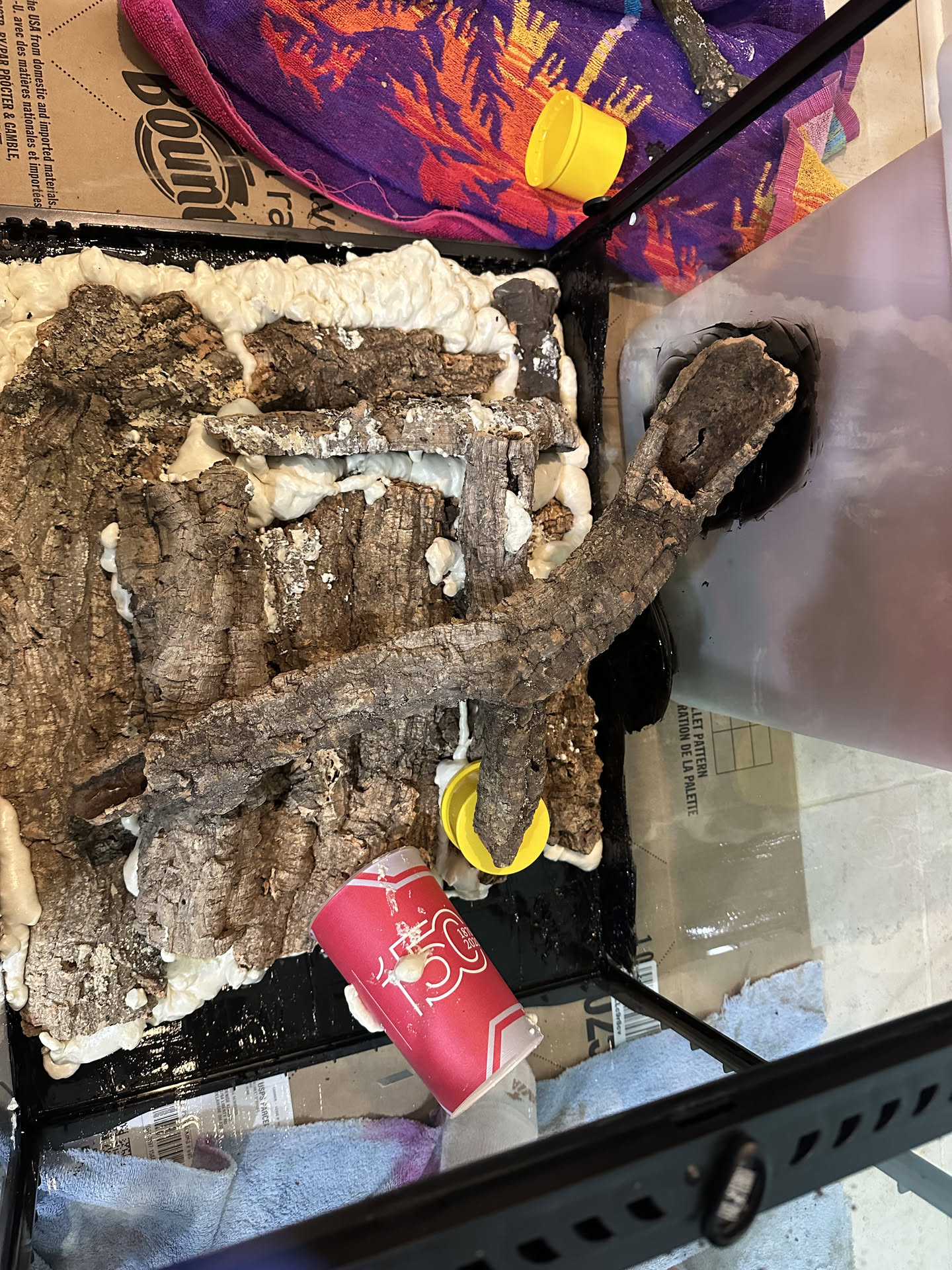 Spraying foam with supports